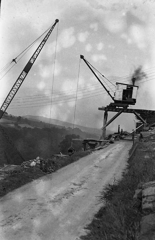 Cranes help the construction of Fernilee reservoir